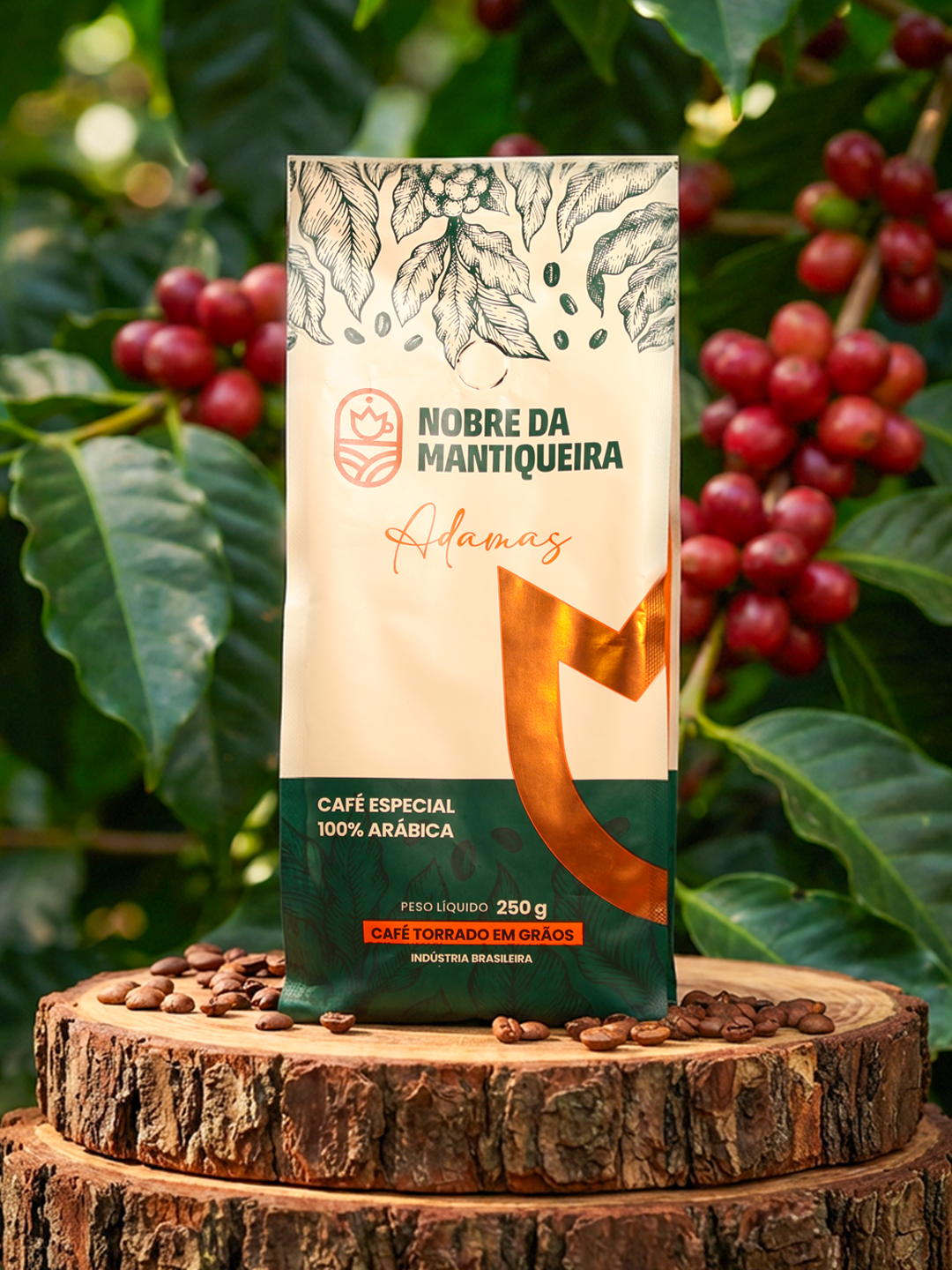 Embalagem do café Adamas da Nobre da Mantiqueira sobre tronco, entre frutos de café maduros