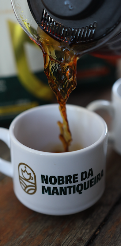 Café sendo servido em xícara Nobre da Mantiqueira