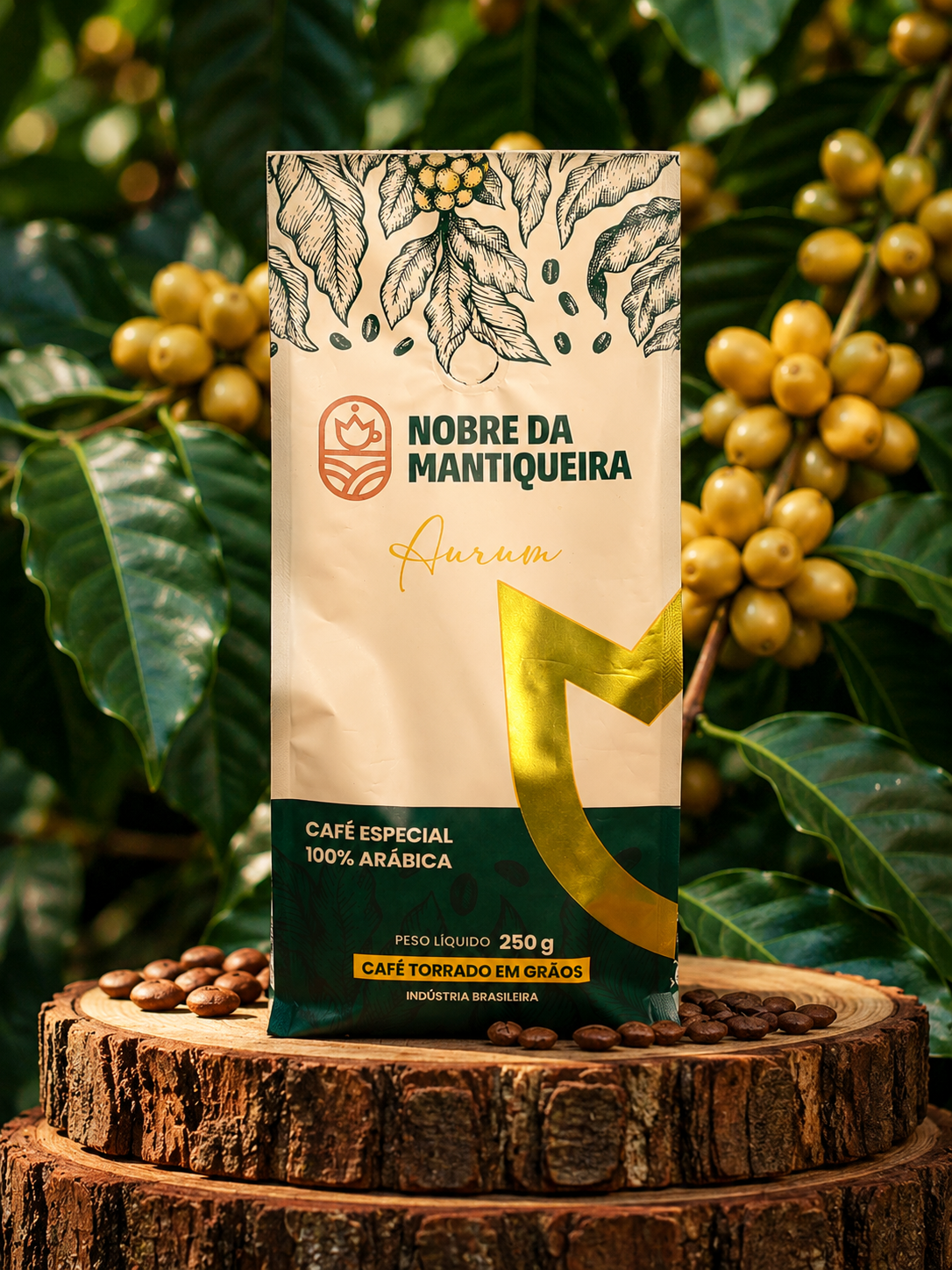 Embalagem do café Aurum da Nobre da Mantiqueira sobre tronco, entre frutos de café amarelos