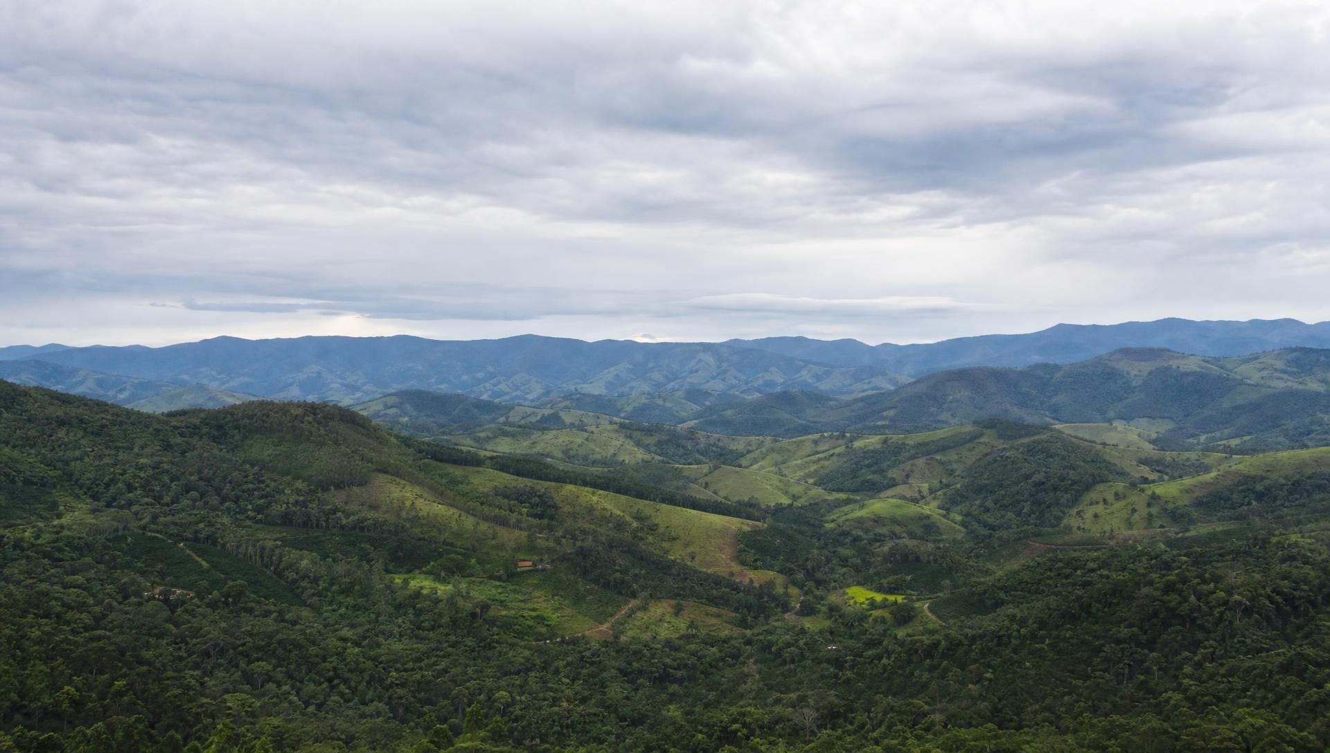 Vale e serras arredondadas da Serra da Mantiqueira